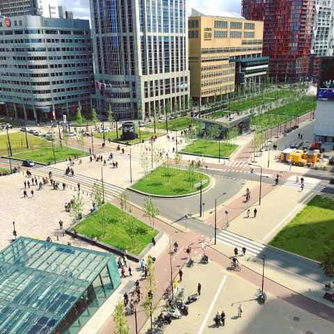 Blik vanuit de lucht op stationsplein Rotterdam
